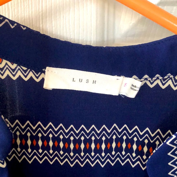 Von Maur brand Lush dress shirt size small. 3/4 length sleeve with button detail - Picture 2 of 3
